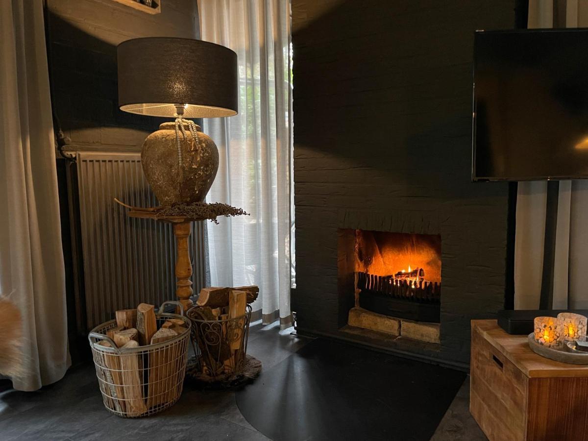 Lodge In Een Bosrijke Omgeving Met Hottub & Sauna Opt Rheezerveen ภายนอก รูปภาพ