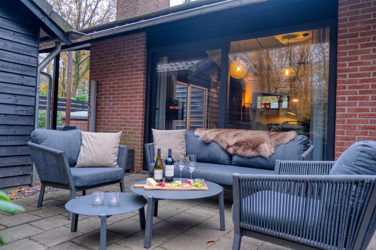 Lodge In Een Bosrijke Omgeving Met Hottub & Sauna Opt Rheezerveen ภายนอก รูปภาพ