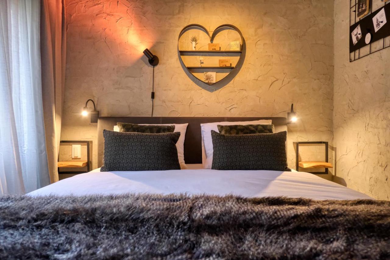 Lodge In Een Bosrijke Omgeving Met Hottub & Sauna Opt Rheezerveen ภายนอก รูปภาพ